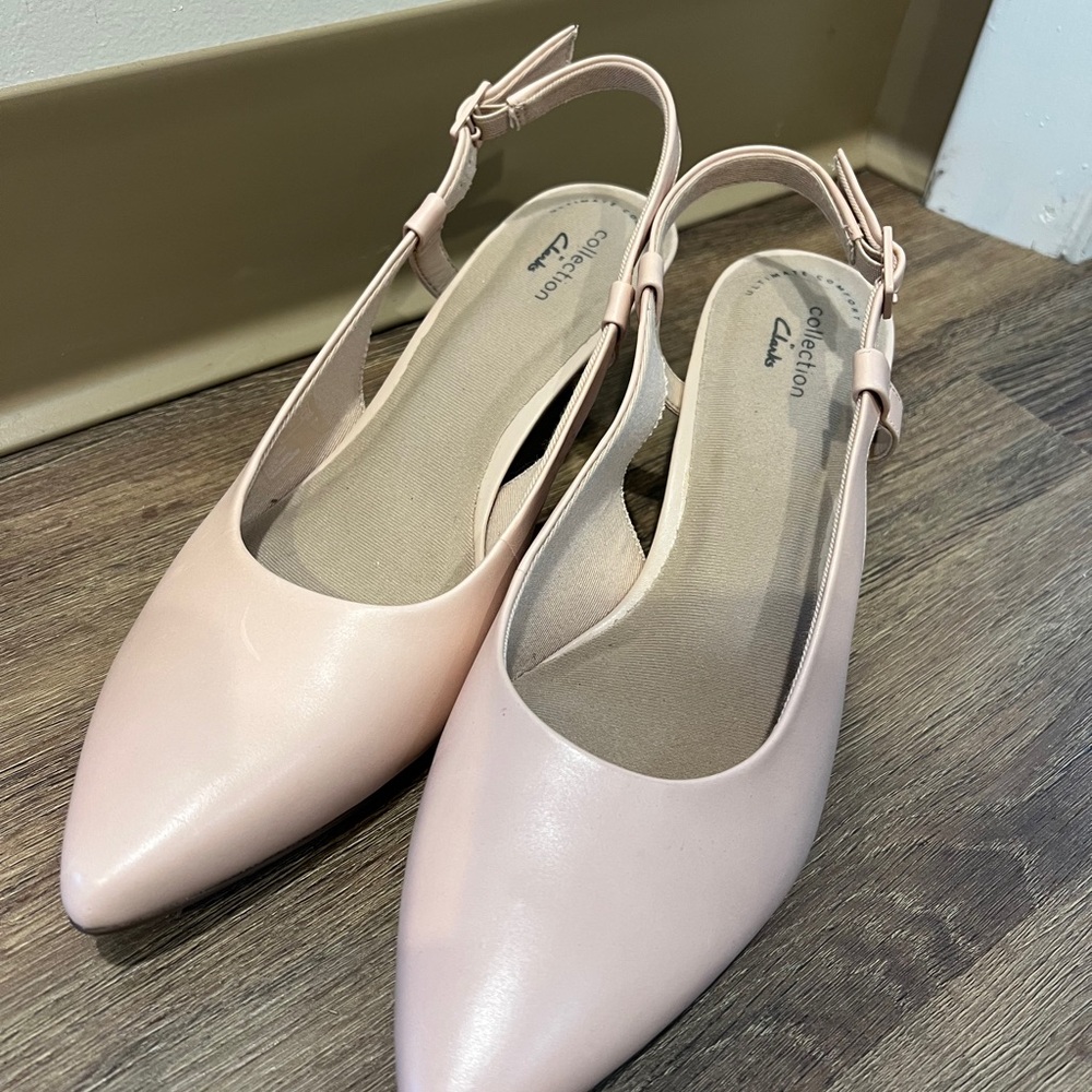 Clark’s light pink kitten heel